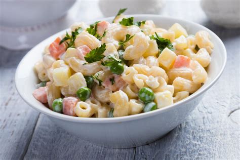 Foto de ensalada de coditos con diferentes vegetales y proteínas