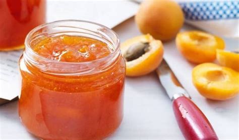 fotografía de varios frascos de mermelada de damasco casera, recién envasados y etiquetados