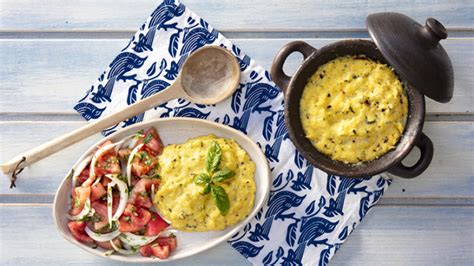 Plato de pastelera de choclo recién hecha con albahaca