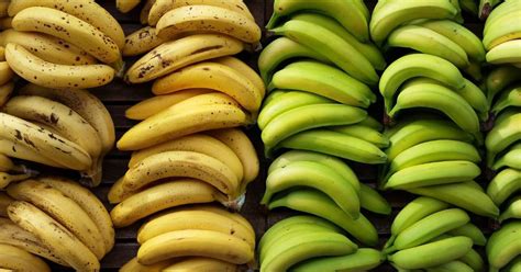 Plátanos verdes cocinándose en una olla