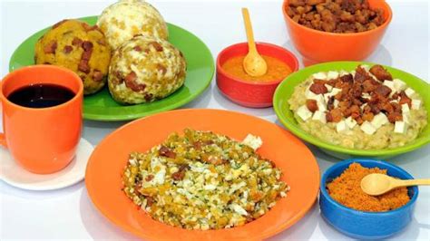 Variedad de platos ecuatorianos con plátano verde