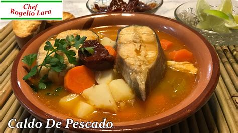 Fotografía de un caldo de pescado casero humeante