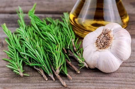 Ingredientes frescos para la marinada de cordero: limón, ajo, romero, tomillo, aceite de oliva y vino blanco.