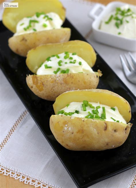 Foto de un plato tradicional ruso con patatas, como puré o patatas asadas