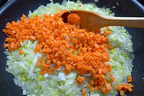 Cebolla y zanahoria picadas para sofrito