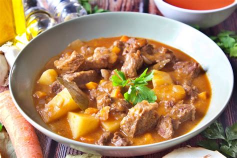 Guiso de carne en cocción lenta con aromáticos