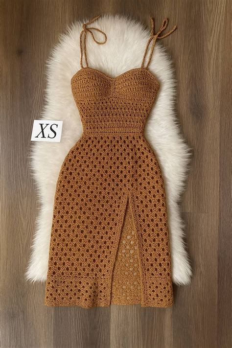 Vestido de crochet con piñas terminado y detalles de acabado
