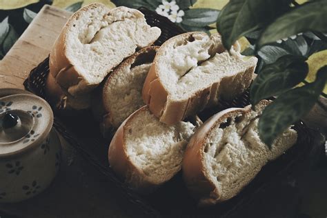 Varias canastas de pan con huevo recién horneadas y listas para servir