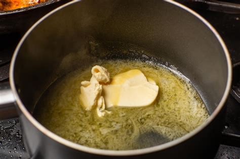 Cacerola con mantequilla derretida y puntas de espárragos salteándose