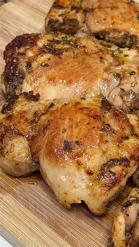 Foto de ingredientes para adobar pollo: ajo, orégano, aceite de oliva, limón, pimienta, sal, cayena y trozos de pechuga de pollo