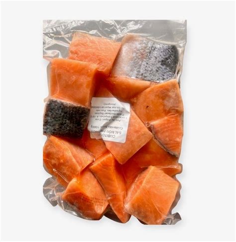 Un tazón con cubos de salmón fresco listo para ser marinado.