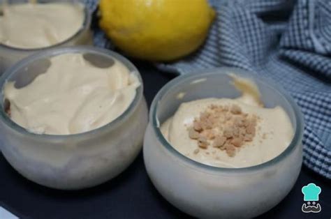 Variedad de galletas para acompañar la espuma de limón