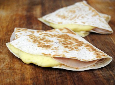 Sincronizadas de jamón y queso recién hechas, cortadas en cuartos