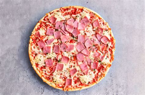 Pizza cuadrada de tortilla con jamón, queso y un huevo frito encima