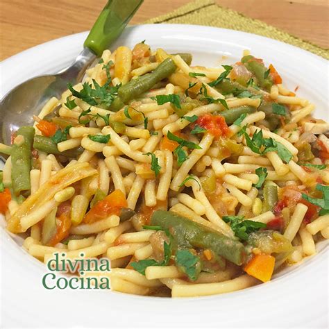 Plato de fideos variados con verduras y proteína