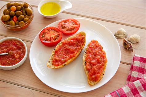 Tostada de pan con aceite de oliva virgen extra y tomate fresco