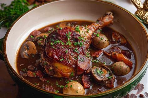 Coq au Vin tradicional servido en una cazuela de hierro fundido