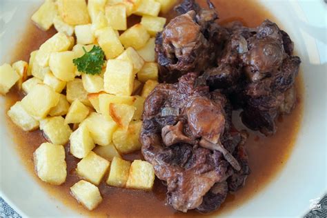 Rabo de toro estofado con patatas y salsa espesa
