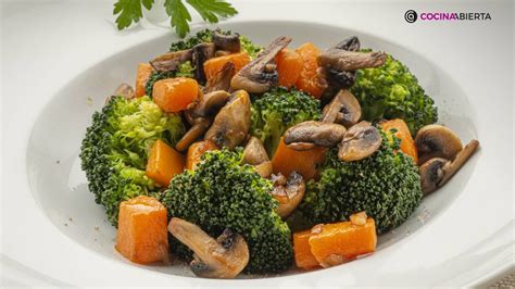 Variedad de guarniciones de verduras: espárragos, brócoli, champiñones y ensalada de aguacate.
