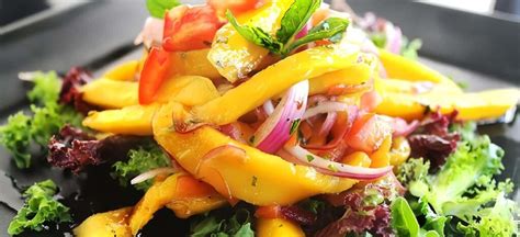 ensalada colorida con palmitos, mango y habanero