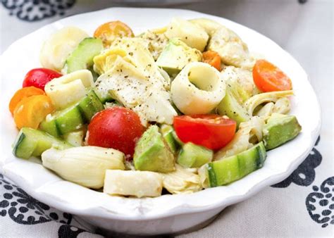 ensalada de palmitos con vegetales y aderezo cremoso