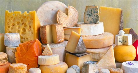 Variedad de quesos industriales en diferentes formatos