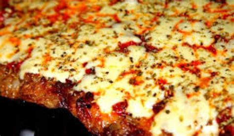Matambre a la pizza recién salido del horno con queso burbujeante