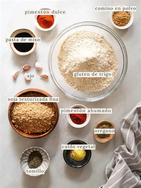 Ingredientes para seitán casero, incluyendo gluten de trigo, judías negras, remolacha y champiñones