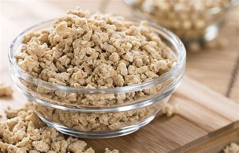 Soya texturizada deshidratada y rehidratada en un bol, lista para cocinar
