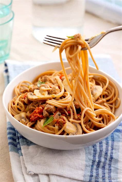 Pasta vegana con salsa cremosa de carne de soya texturizada y tomates asados