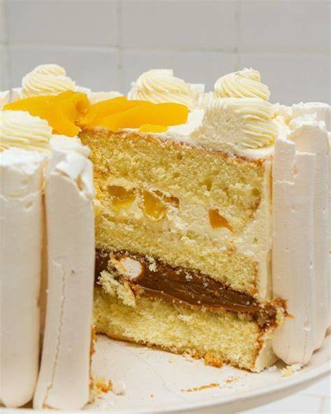Torta sin TACC con duraznos, dulce de leche y crema