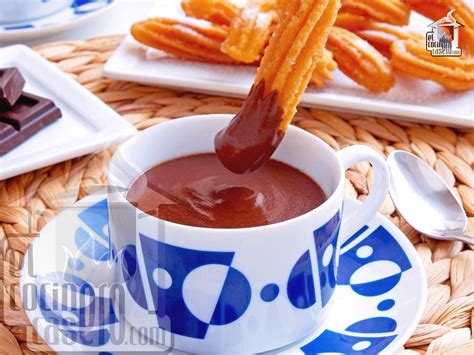 Taza de chocolate caliente espeso con churros