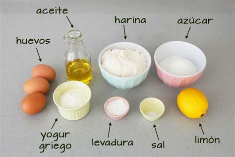 Esquema de los ingredientes básicos para un bizcocho esponjoso: harina, cacao de calidad, aceite neutro, huevos y agentes leudantes.