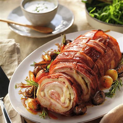 Proceso de relleno de las supremas de pollo con jamón y queso