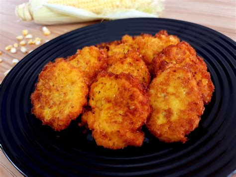 Plato de frituras de maíz tierno servidas con una salsa y tamal en cazuela
