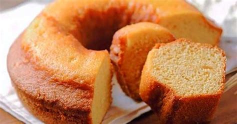 Fotografía de un queque de vainilla dorado y esponjoso, recién salido del horno.