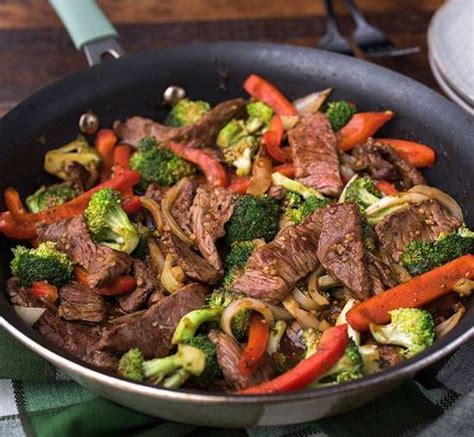 Ingredientes para un salteado de carne, champiñones y cebollín