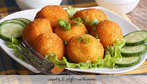 Plato de croquetas de coliflor variadas con salsas