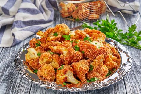 Proceso de rebozado de croquetas de coliflor con harina de garbanzos