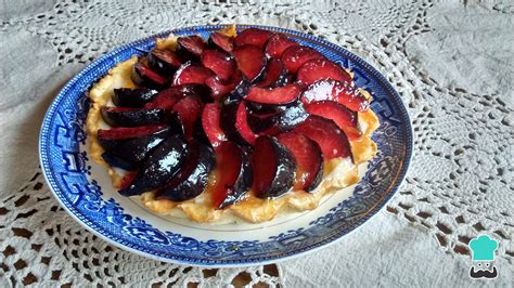 Foto de una tarta de hojaldre con ciruelas Mirabelle y crema pastelera