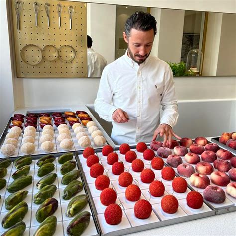 Ilustración de una tarta de Cédric Grolet con capas de masa, crema y fruta