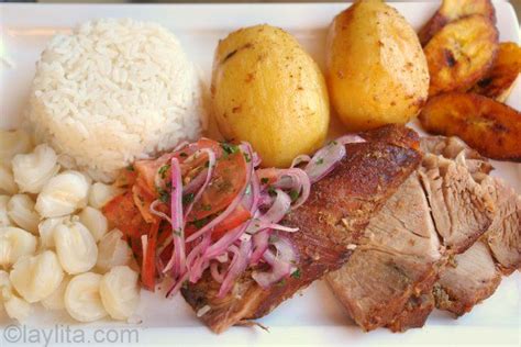 Plato de chancho al horno con llapingachos y ensalada de papa