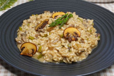 Termomix cocinando el arroz con champiñones en su vaso
