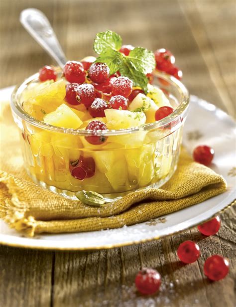 Plato variado con naranjas, limones, kiwis, piña y grosellas