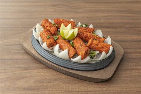 Primer plano de un niguiri donde se aprecia la pequeña cantidad de wasabi entre el pescado y el arroz