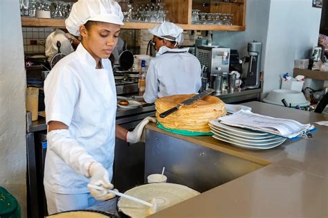 Foto de colaboradoras de Crepes & Waffles trabajando con dedicación