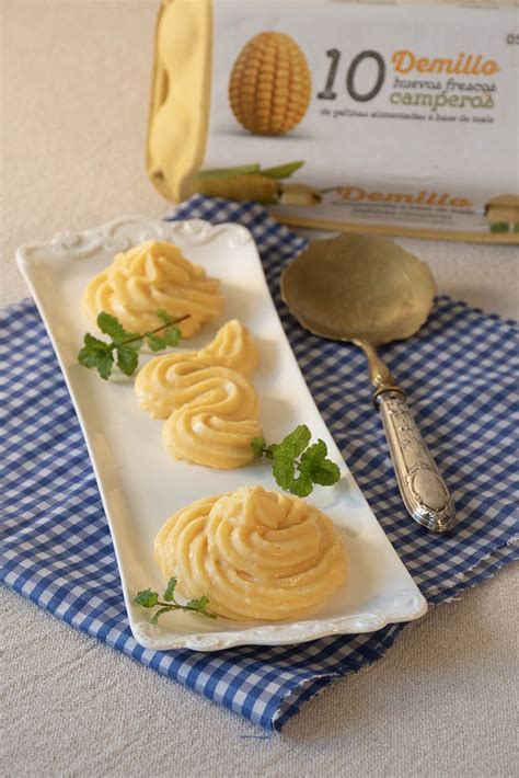 Recipientes con crema pastelera recién hecha