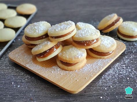 Alfajores de maicena recién armados y listos para guardar