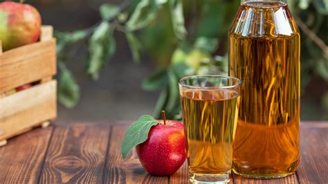 Foto de vinagre de sidra de manzana casero en botella de vidrio
