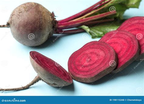 Foto de remolachas frescas enteras y cortadas
